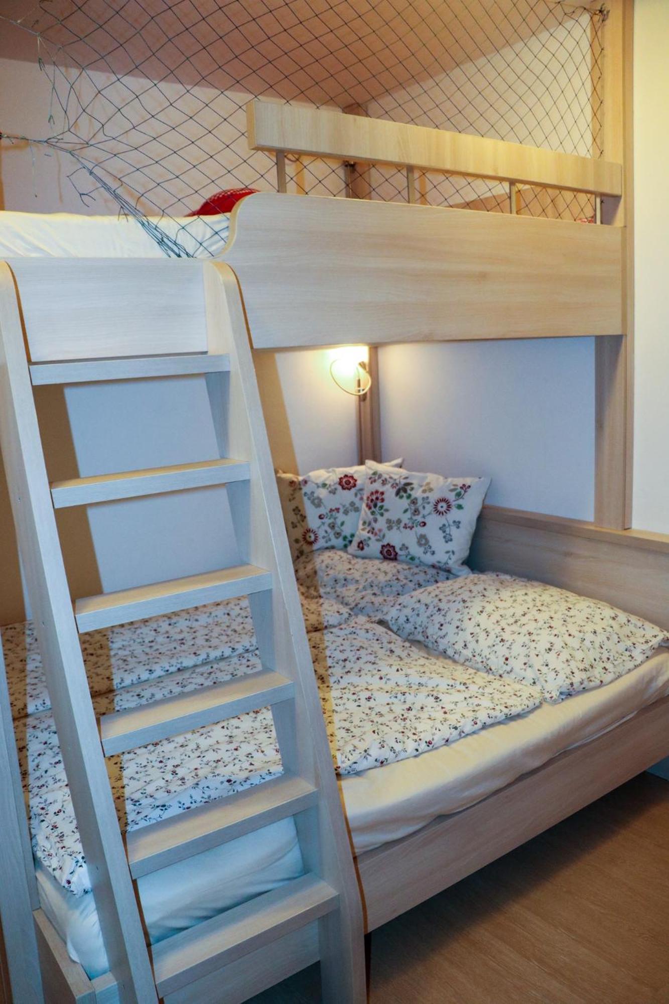 Resident A001 - Bezbarierovy Idealni Pro Rodiny S Detmi, V Tesne Blizkosti Anenskeho Udoli, Bobove Drahy, Arealu, Skoly, Free Parking, Free Wifi, Vyhled Do Zahrady S Posezenim Na Terase, Detske Hriste V Arealu * הַרָכוֹב
