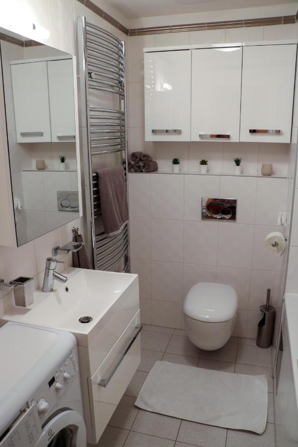 דירה Resident A001 - Bezbarierovy Idealni Pro Rodiny S Detmi, V Tesne Blizkosti Anenskeho Udoli, Bobove Drahy, Arealu, Skoly, Free Parking, Free Wifi, Vyhled Do Zahrady S Posezenim Na Terase, Detske Hriste V Arealu *